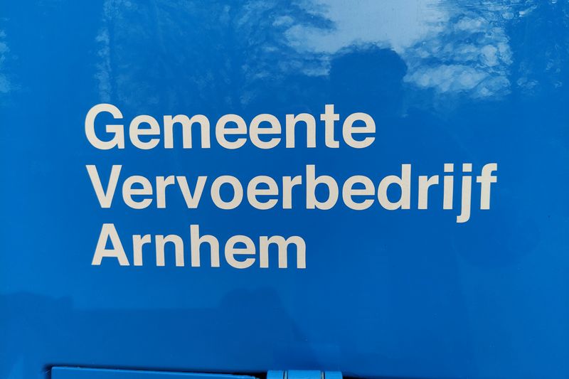 Rondrit met museumbussen door Arnhem